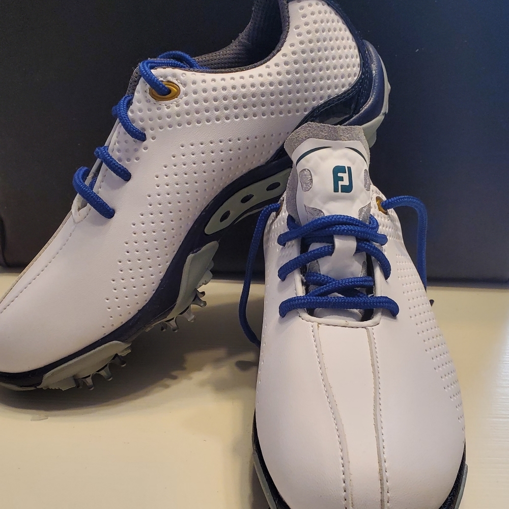 Boys size 3 golf shoes